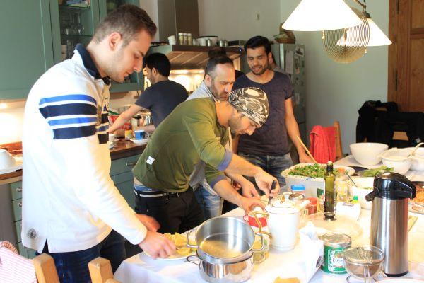 junge arabische Männer kochen zusammen