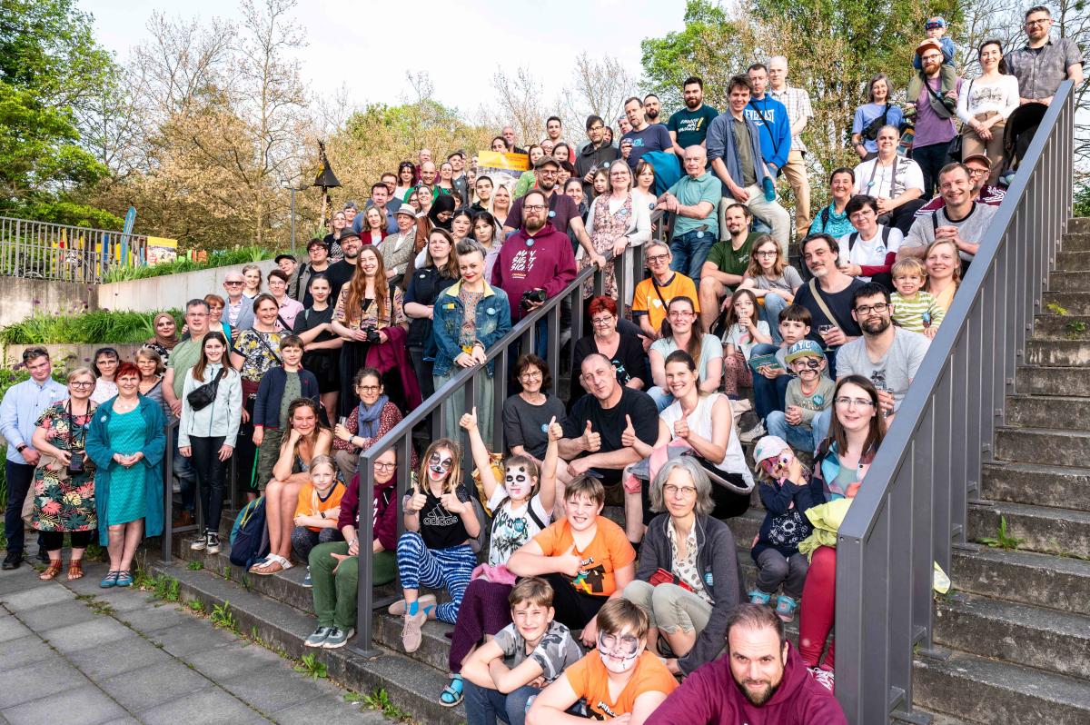 Einige der Teilnehmenden des 16. Freiwilligentages viele Menschen auf einer Treppe