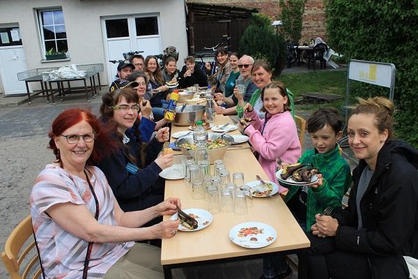 Pause beim Freiwilligentag viele Menschen essen an einem Tisch