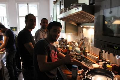 Junge arabische Männer beim Kochen