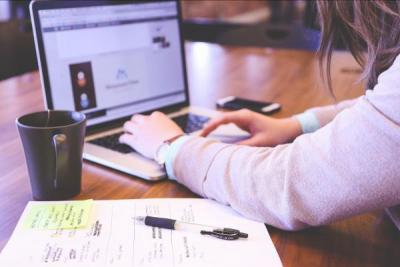 Eine FRau arbeitet am Computer