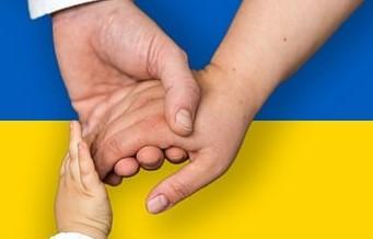 Hände vor ukrainischer Flagge