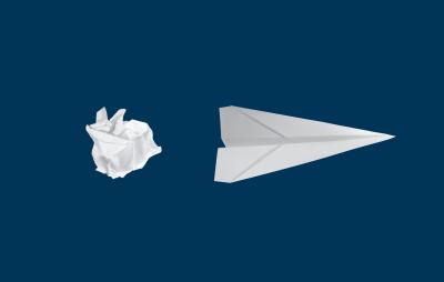 ein Papierknäuel wird zum Papierflieger