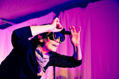 eine Frau mit Fernglas