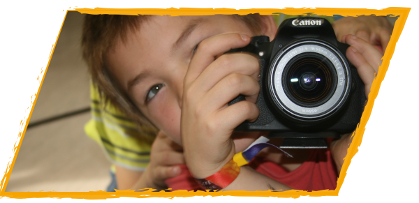 Ein Kind mit einer Kamera