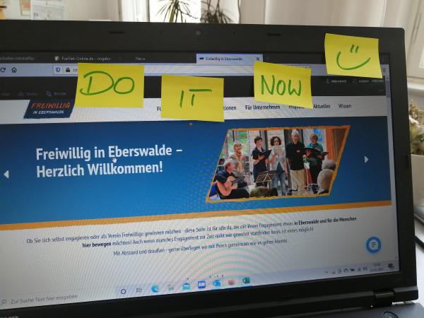 Ein Laptop mit dem Startbild der Engagementplattform