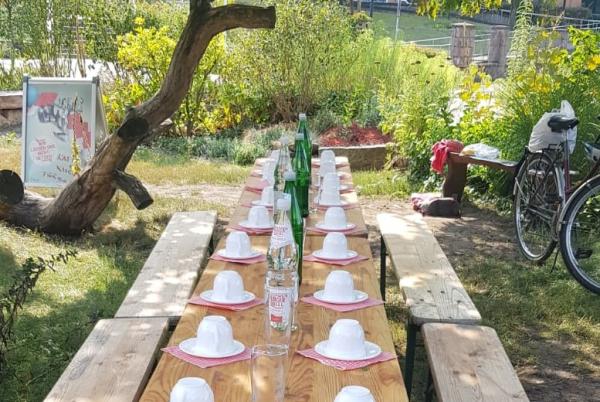 eine gedeckte Tafel in einem Garten