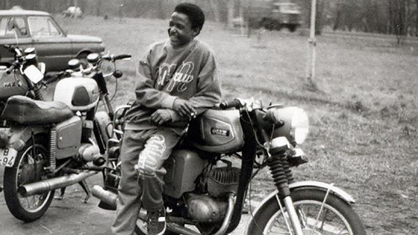 Amadeu Antonio vor einem Motorrad