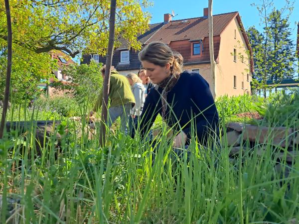 eine Frau arbeitet in einem Garten