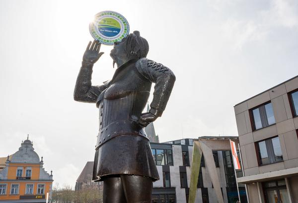Skulptur die Ruferin mit Stimmtaler